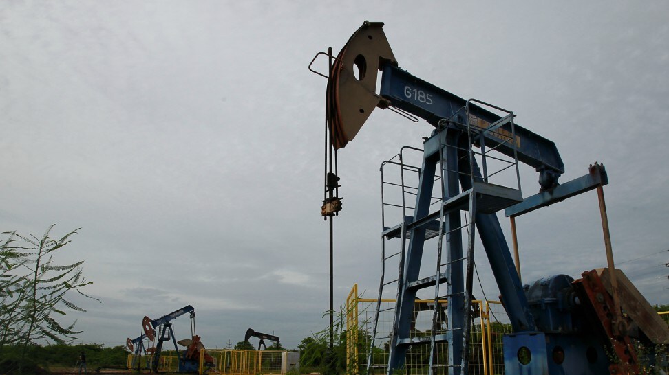 Oil up 1% on signs of slow US output, posts first weekly loss in 8 weeks